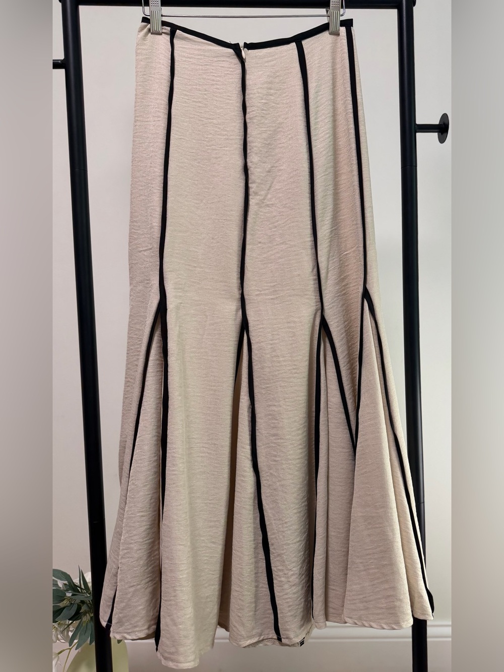 Cream Contrast Trim Paneled Maxi Skirt Neutral Coastal
Chic Old Money Small - Picture 3 of 6